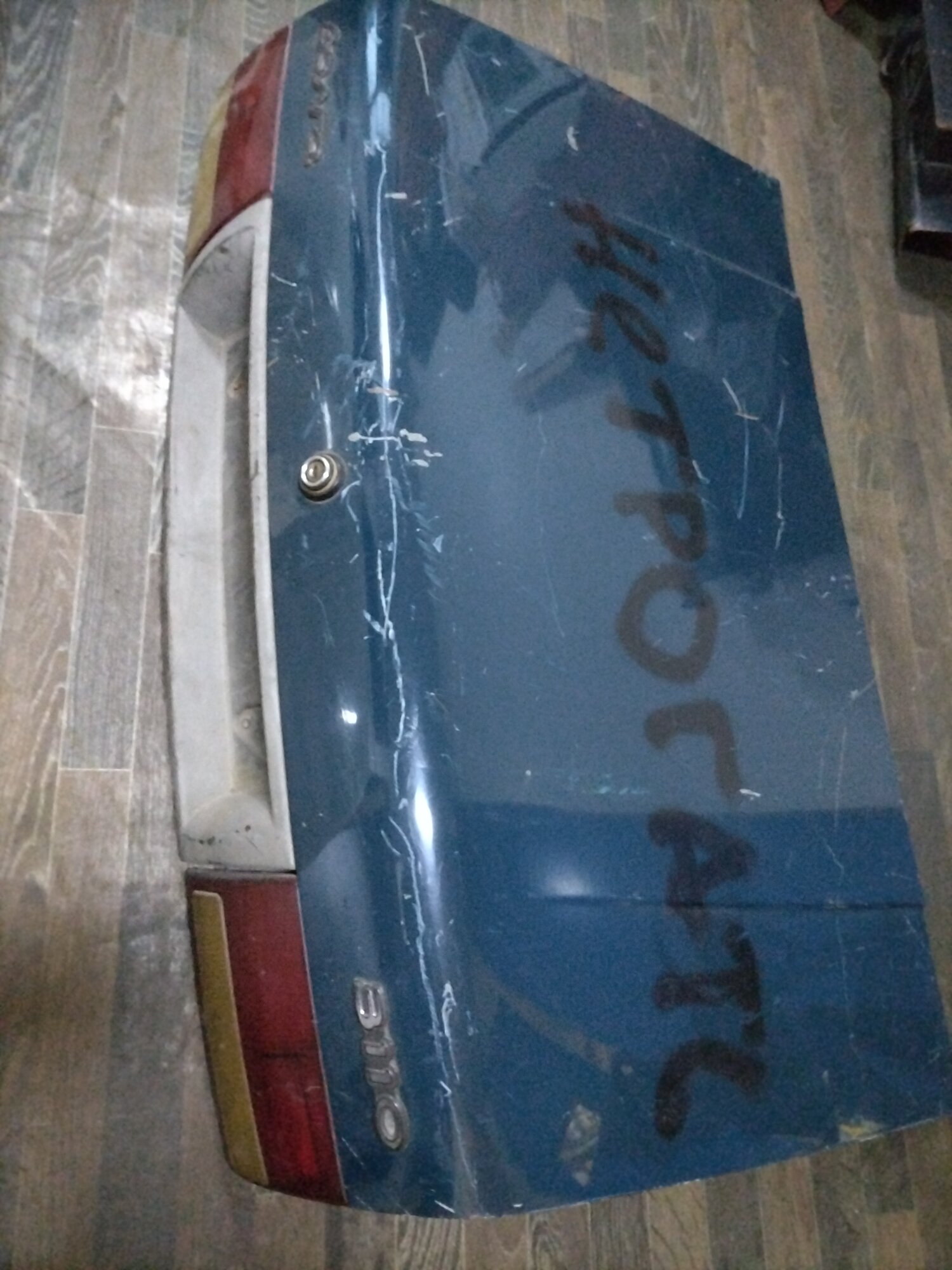 Крышка багажника ГАЗ 3110/31105 311031105-00 верхняя для легковых авто окрашенная Б. У