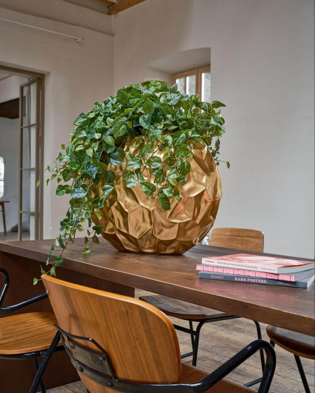 Кашпо-ваза TREEZ Effectory Metal Плоская сфера Design Сrumple Сусальное золото дл-58, ш-28, в-52 см