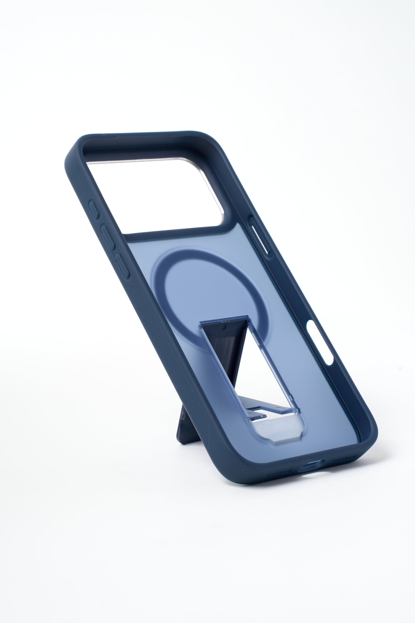 Чехол на Айфон 17 Про (iPhone 17 Pro) с поддержкой беспроводной зарядки и подставкой, синий — фото 1