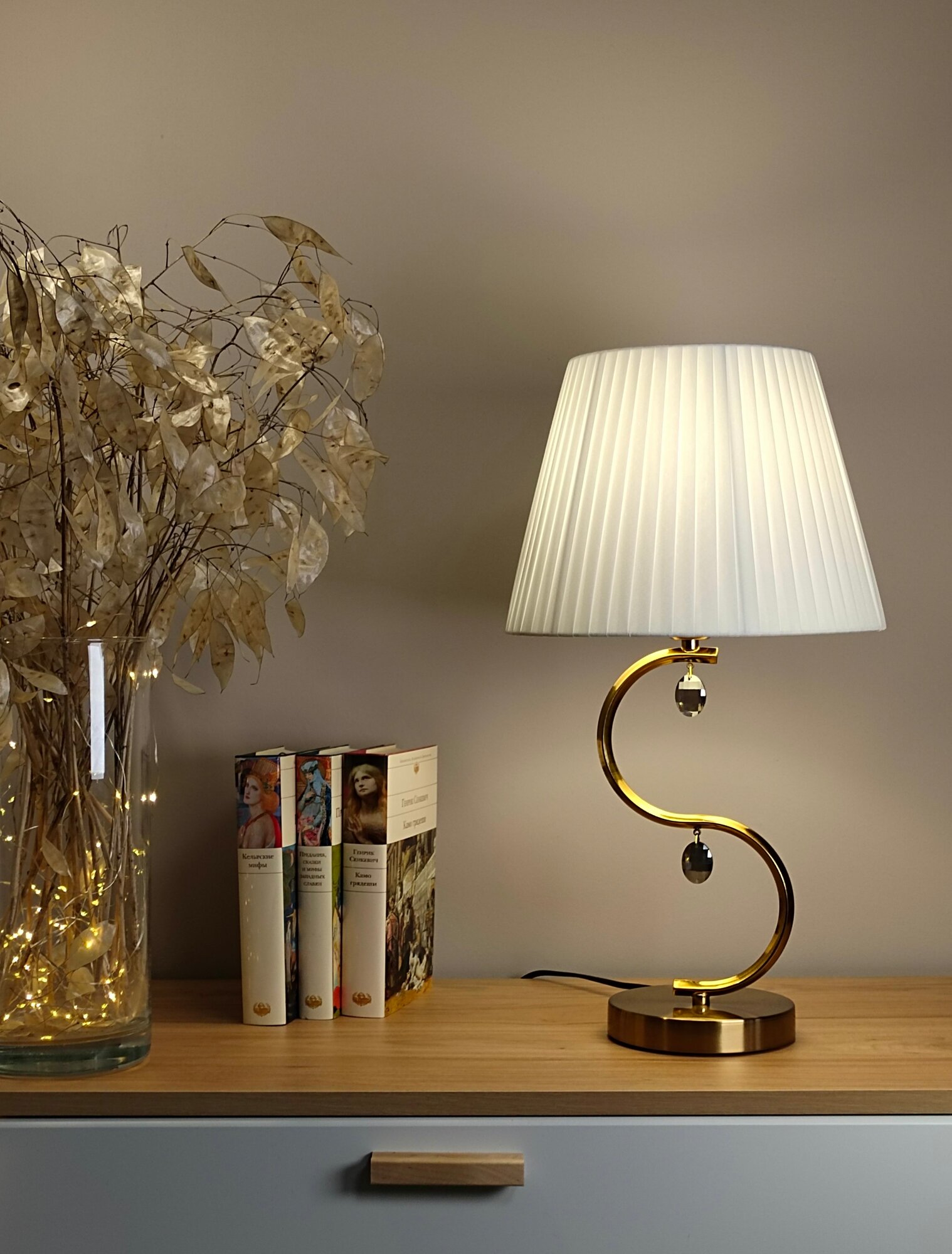 Лампа настольная декоративная T1010_AB, цвет латунь, с абажуром