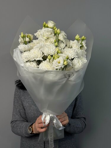 Изображение товара WEST FLORA Белая нежность: букет из хризантем и эустом – купить с доставкой недорого