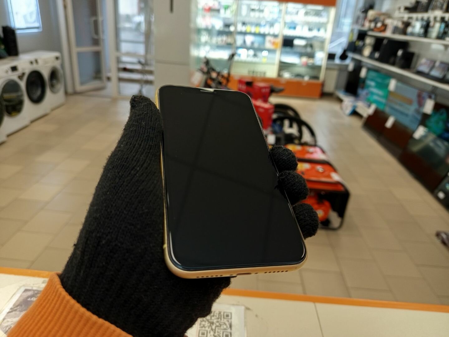 Apple iPhone XR 64GB Black (MH6M3RU/A) — купить по низкой цене на