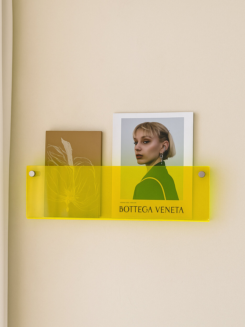 Настенная желтая полка 