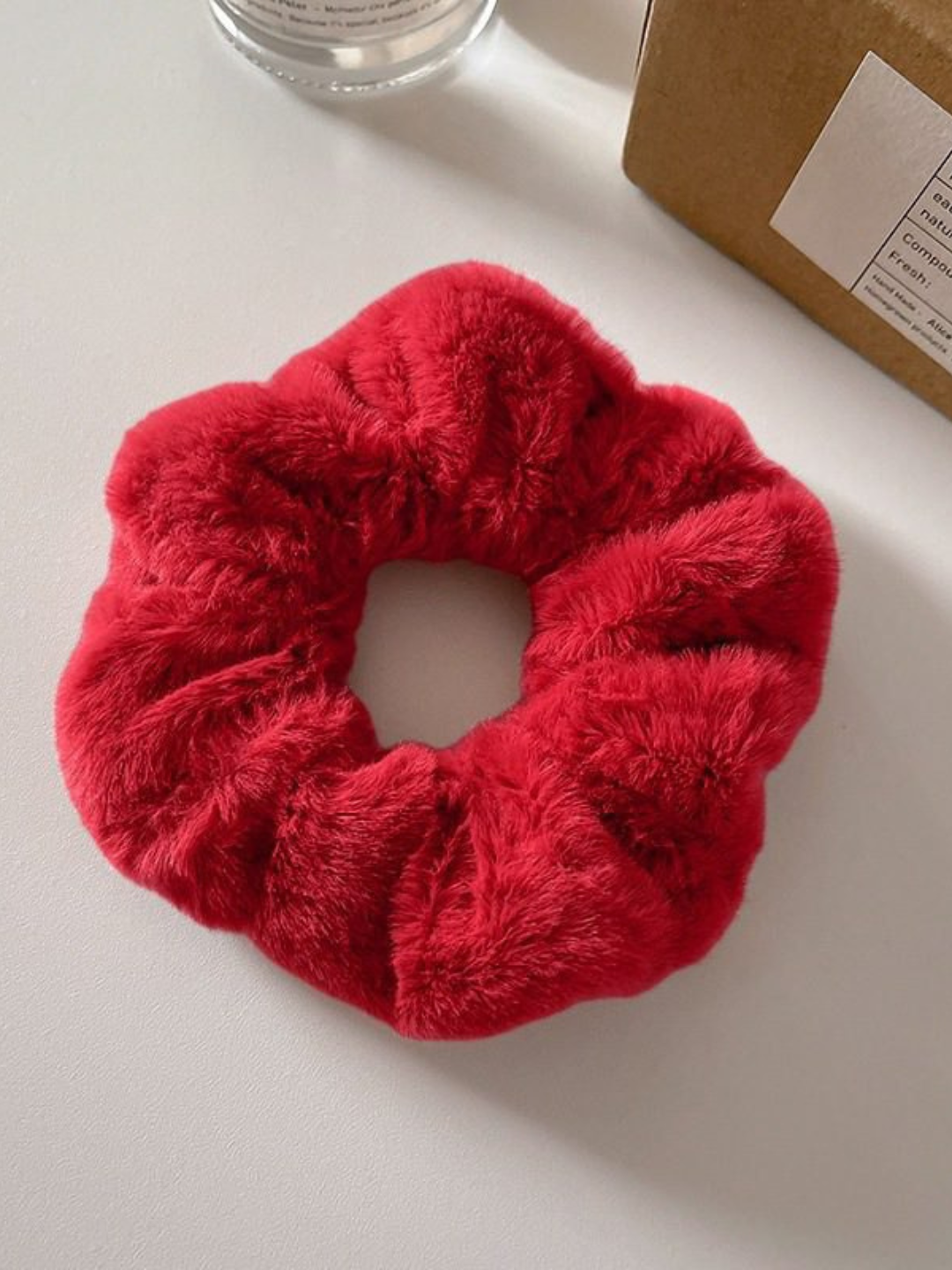 Мягкая структура резинки не травмирует волосы, не выдёргивает и не ломает их, не вызывает дискомфорта и головной боли