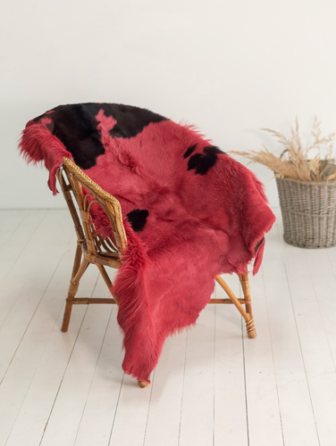 Изображение товара Ковер шкура телячья окрашенная Shkura-Dekor малиновая 0.8*1.0 пятнистая