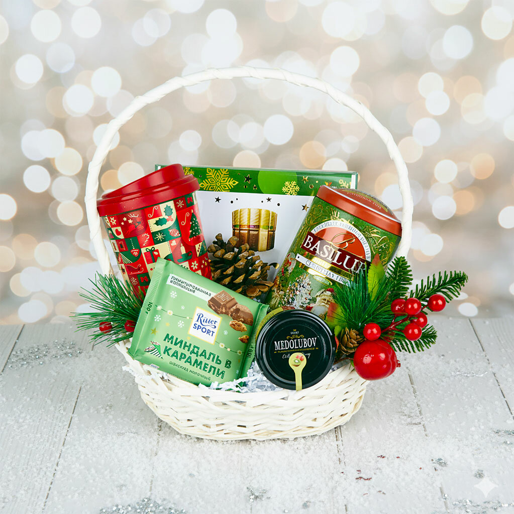 Новогодняя корзина "Софья" с конфетами