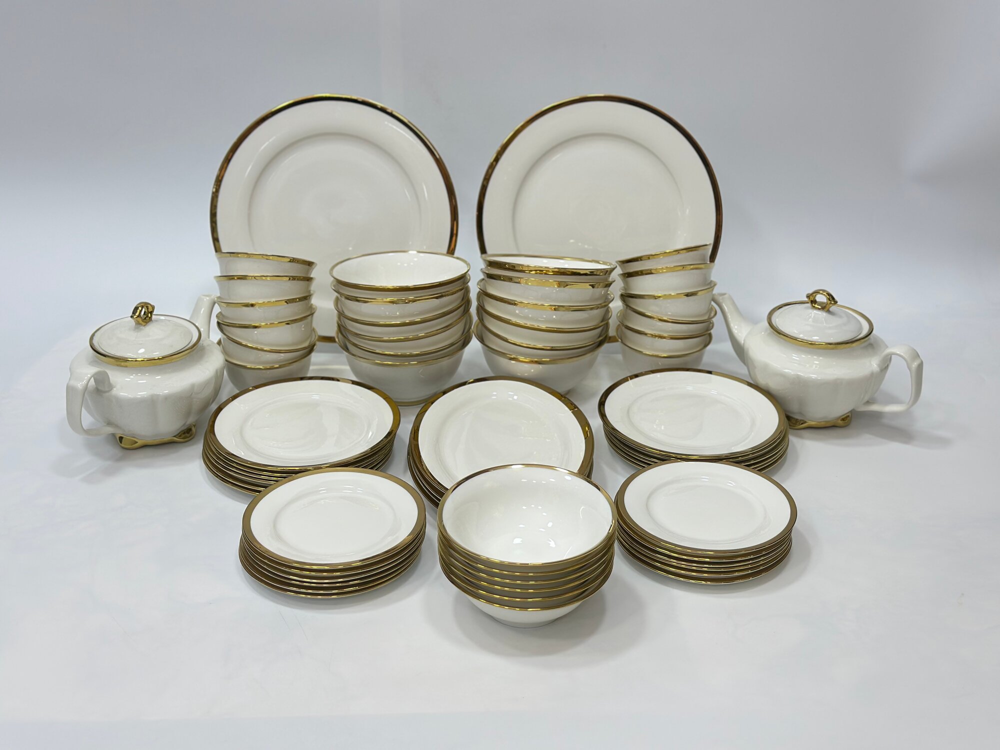 Фарфоровый набор столовой посуды, 62 предметов, на 12 персон