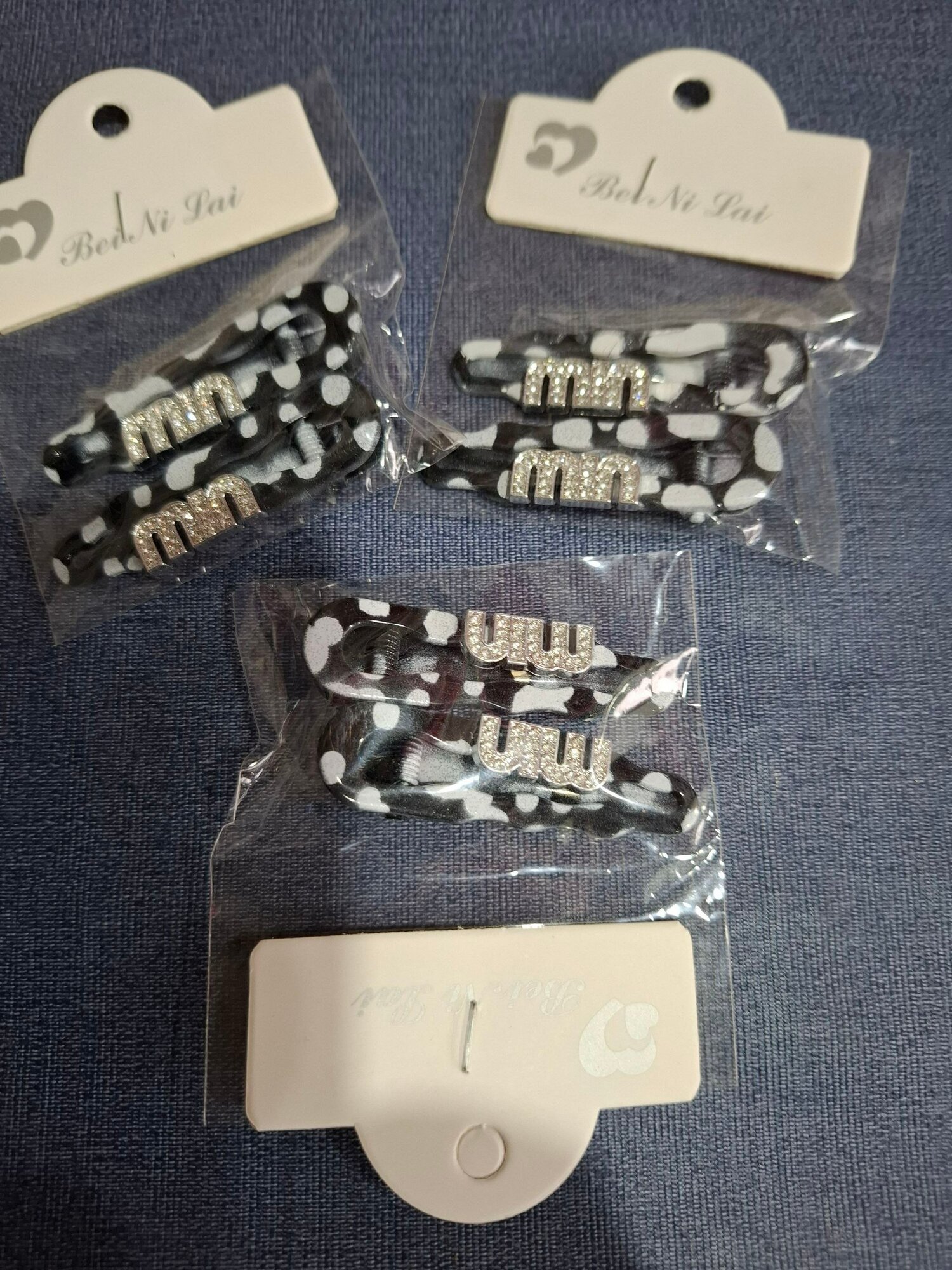 Стильная и элегантная заколка для волос станет отличным аксессуаром для повседневного и праздничного образа.