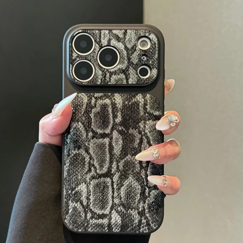 Черный чехол для iPhone 15 Pro Max с узором