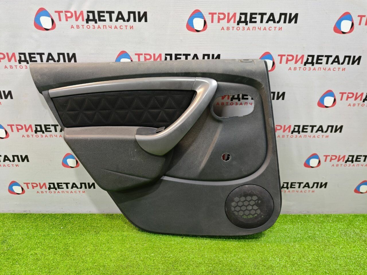 Обшивка боковой двери Renault Duster 1.6 H4MD430 2017 задн. лев. (б/у)