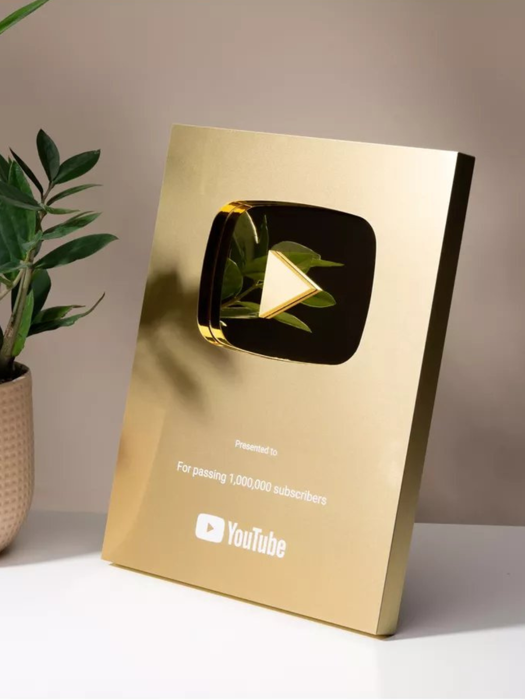 Сувенирная кнопка "Кнопка Youtube", золотая и серебряная