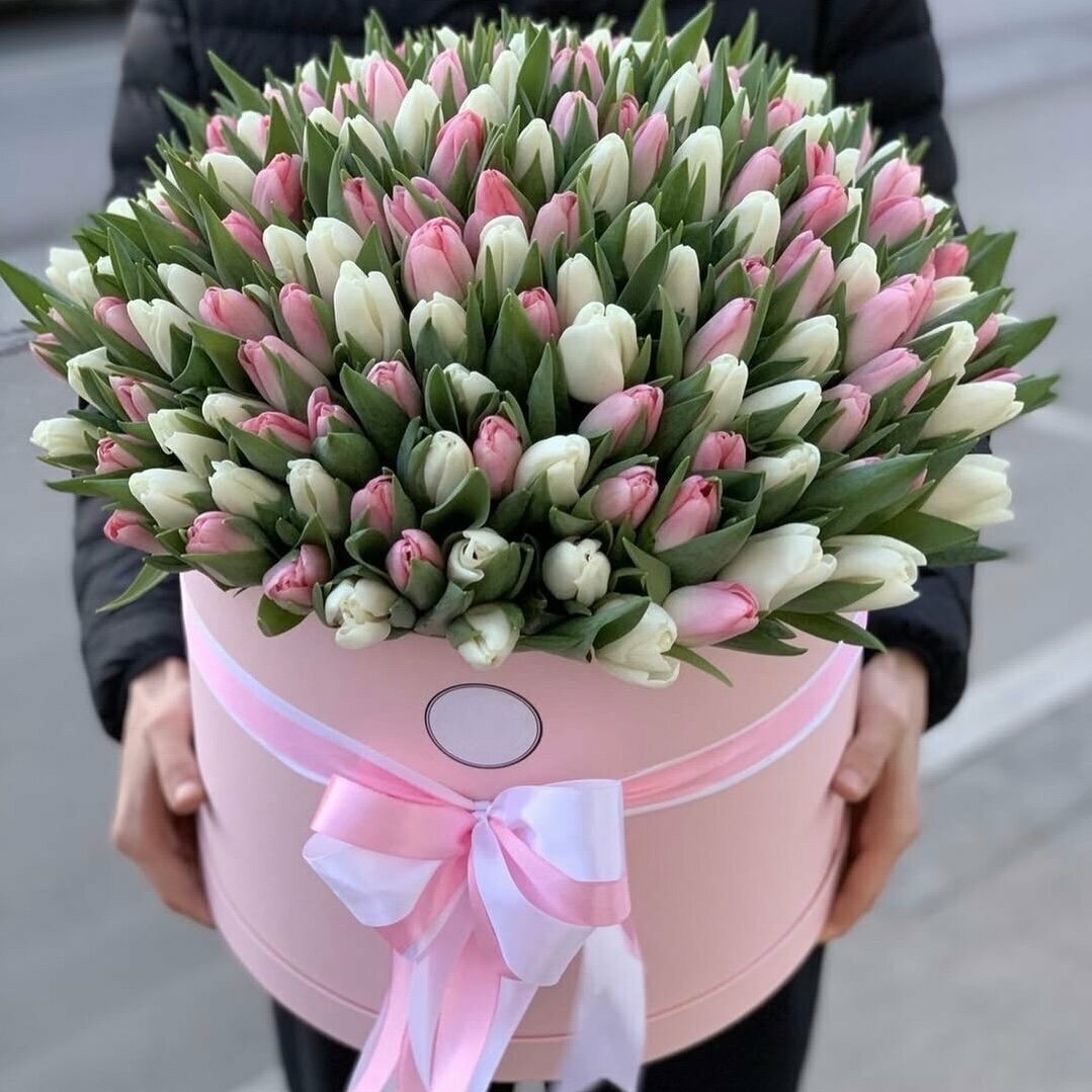 Букет из розовых и белых тюльпанов 201 шт в шляпной коробке красивый букет цветов премиум цветы премиум букет