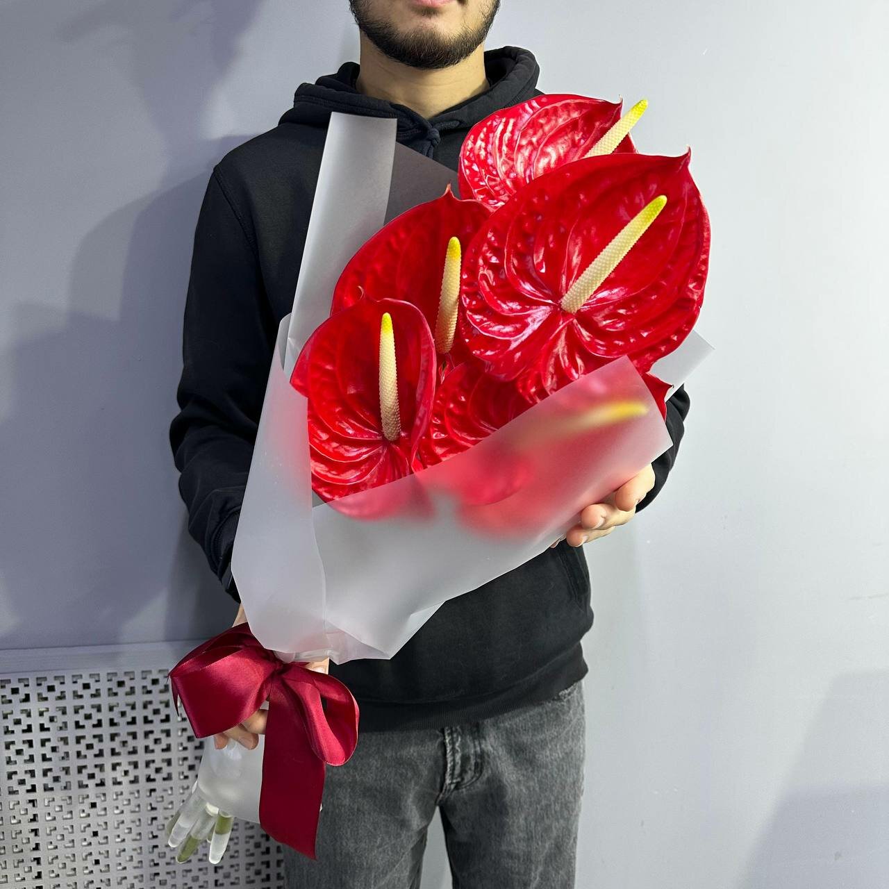 Прекрасный букет с Антуриумом красного цвета в белой упаковке WOW-Flowers