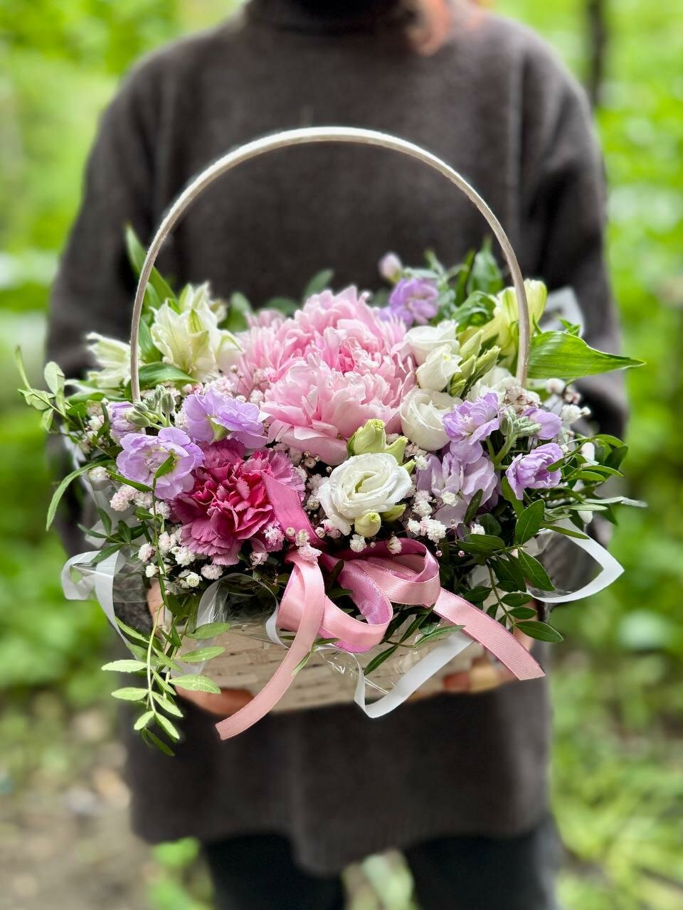 Корзина с цветами, авторская композиция с пионом и маттиолой