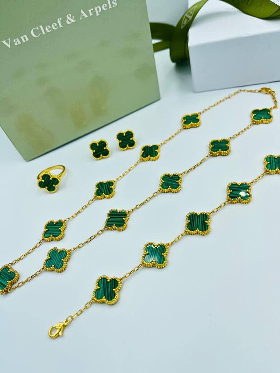 Комплект бижутерии: кольцо, серьги, колье, браслет