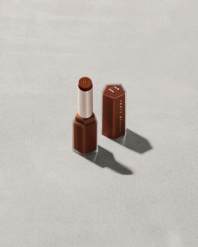 Изображение товара FENTY Beauty Бальзам-помада Блестящий стик Gloss Bomb Stix 3,6 мл, 09 Hot Chocolit