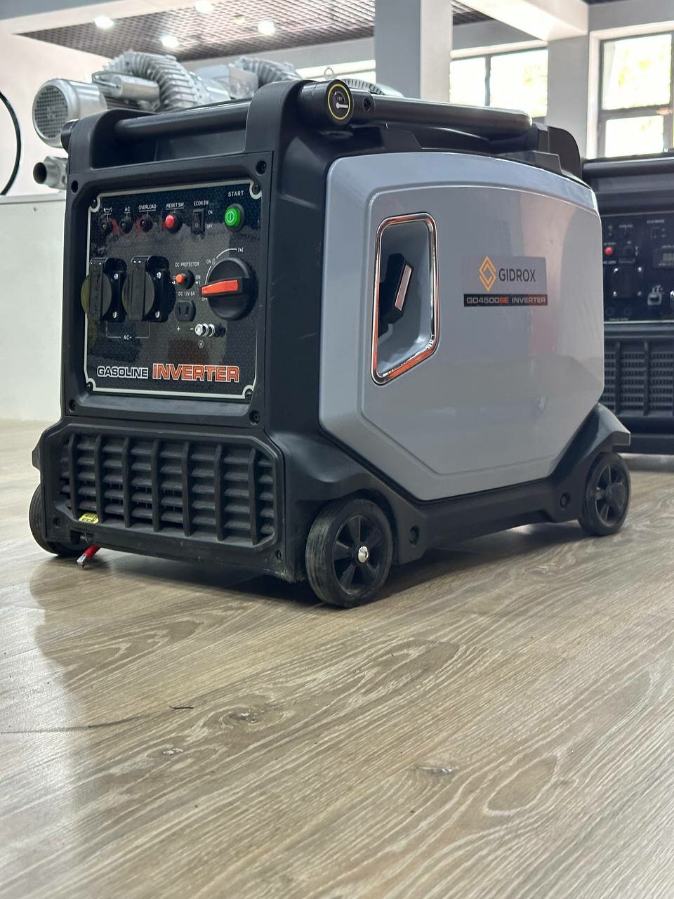 Инверторный генератор GIDROX GD-5500SE, бензин, 4500Вт, Bak бензин 15л, 2 розетки 220 В