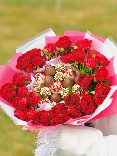 Изображение товара Хит! Букет «Страсть» из кустовых роз и клубники в шоколаде, идеальный подарок для любимой девушки, 24-35 шт
