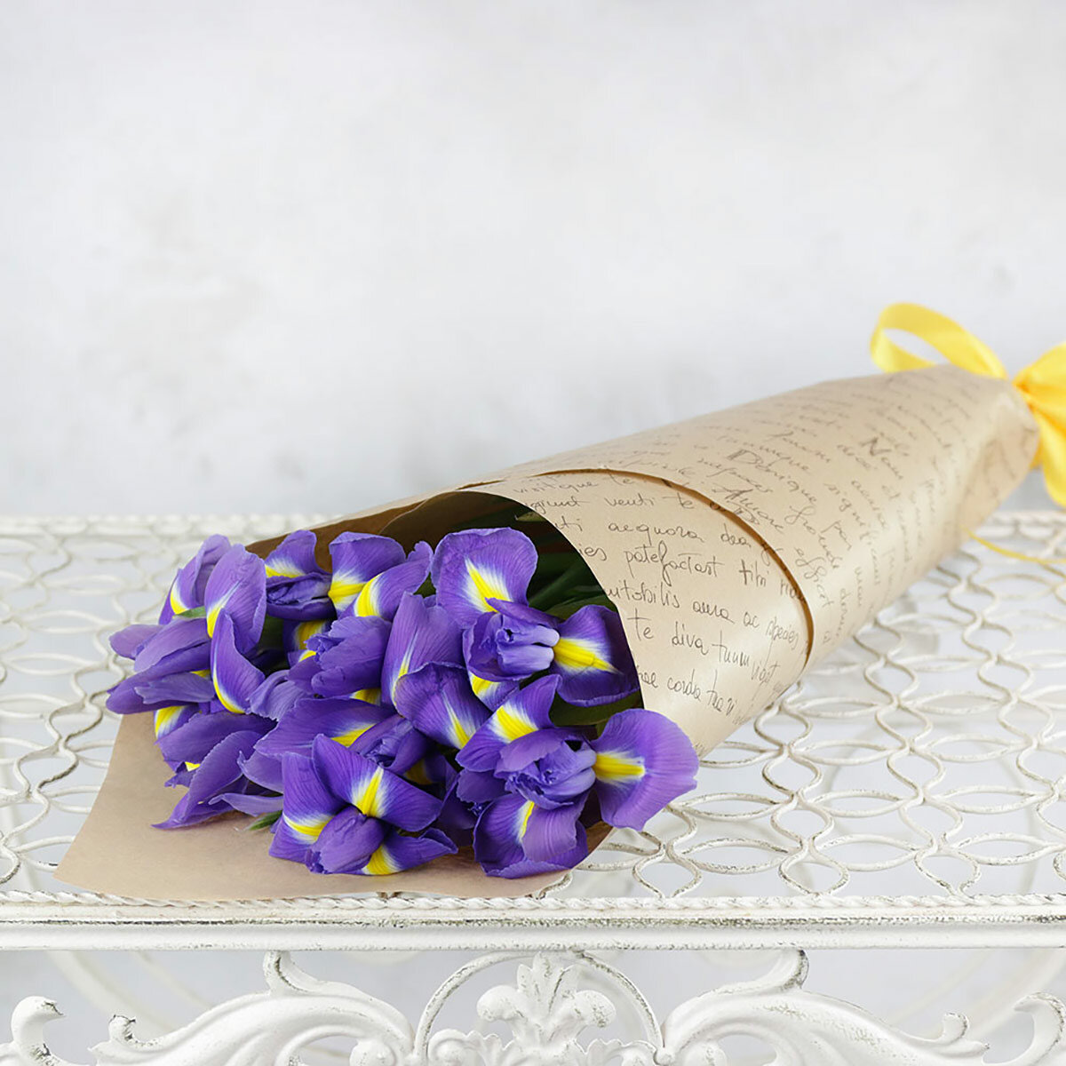 Монобукет ирис Букет Маркет 11 штук фиолетовый в крафт-бумаге