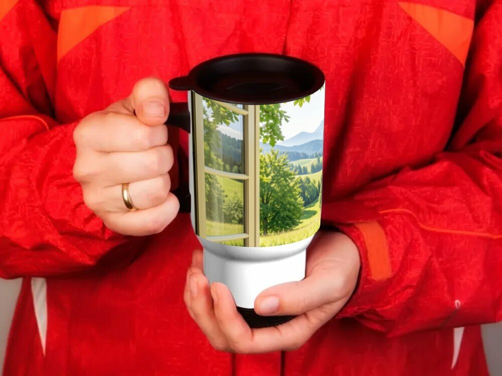 Тремокружка для авто с принтом "Окно с видом на долину. Солнечный летний пейзаж за распахнутыми створками: зелёные холмы, извилистая тропа, цветущие луга и голубые горы." 0.5 л.