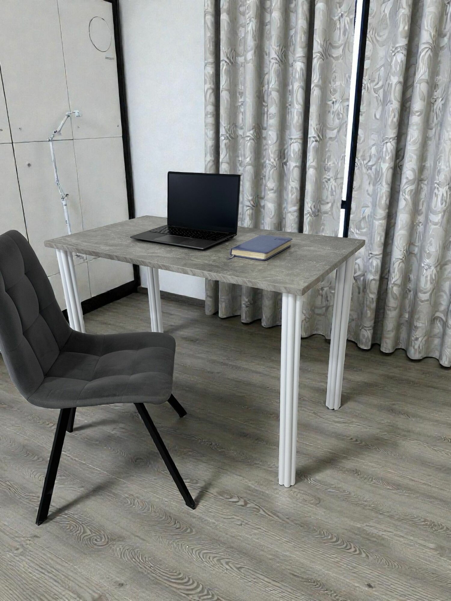 Стол дизайнерский письменный/ цвет Бетон Светлый, 110*60 см. Ножки белые.