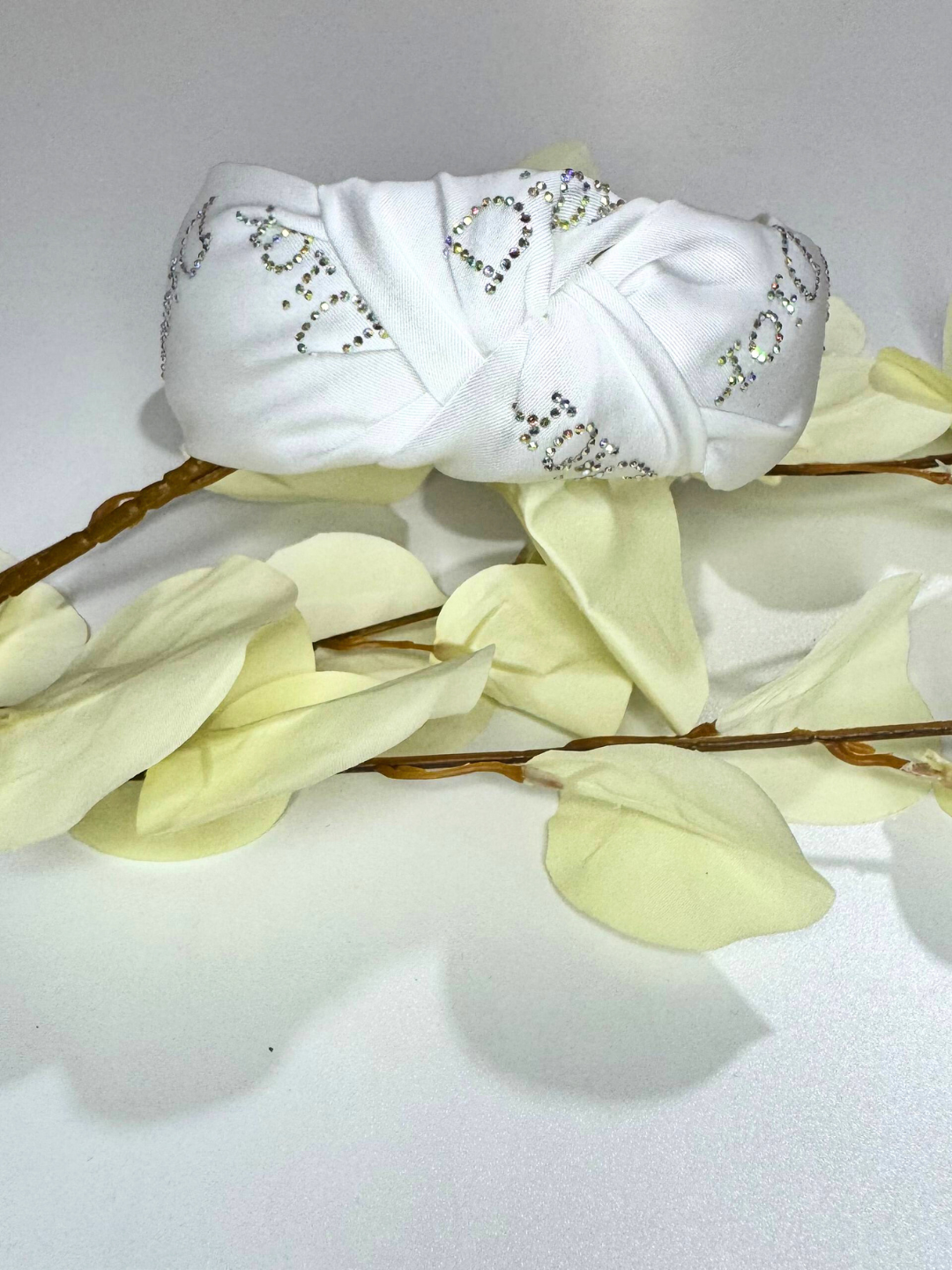 Элегантный женский атласный ободок с декоративным блеском — универсальный аксессуар для волос