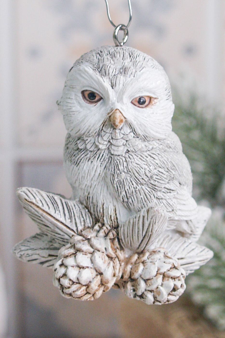 Ёлочная игрушка полярная сова С еловыми шишками, полистоун, 8 см, Goodwill MC38399-2