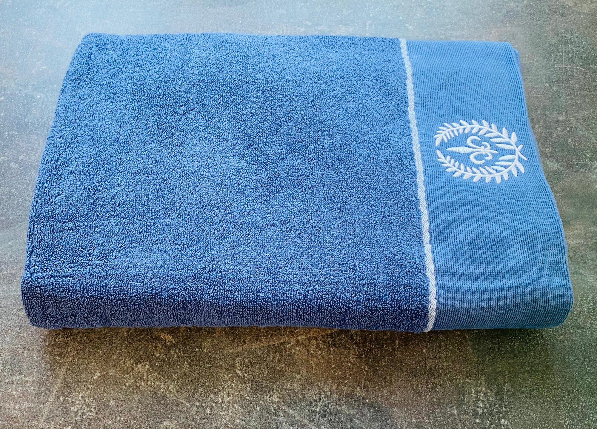 Полотенце махровое банное, для ванны, для сауны с петелькой для подвешивания в подарок мужчине, мужу, брату, папе на 23 февраля, на День Рождения, на Новый год "Герб" Серо-голубое 70*140 см