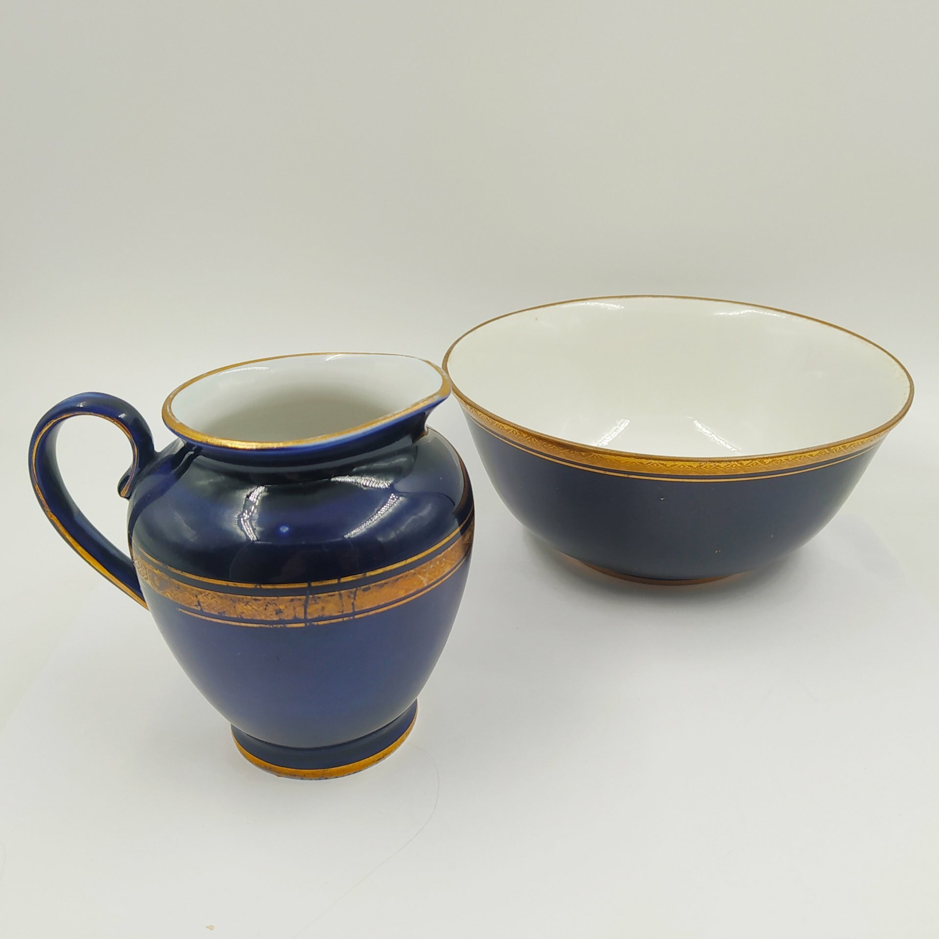 Набор из молочника и капельника с орнаментальным декором, фарфор