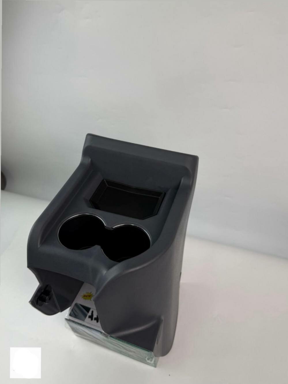 Этот подстаканник для автомобилей Damas и Labo очень удобен и компактен.