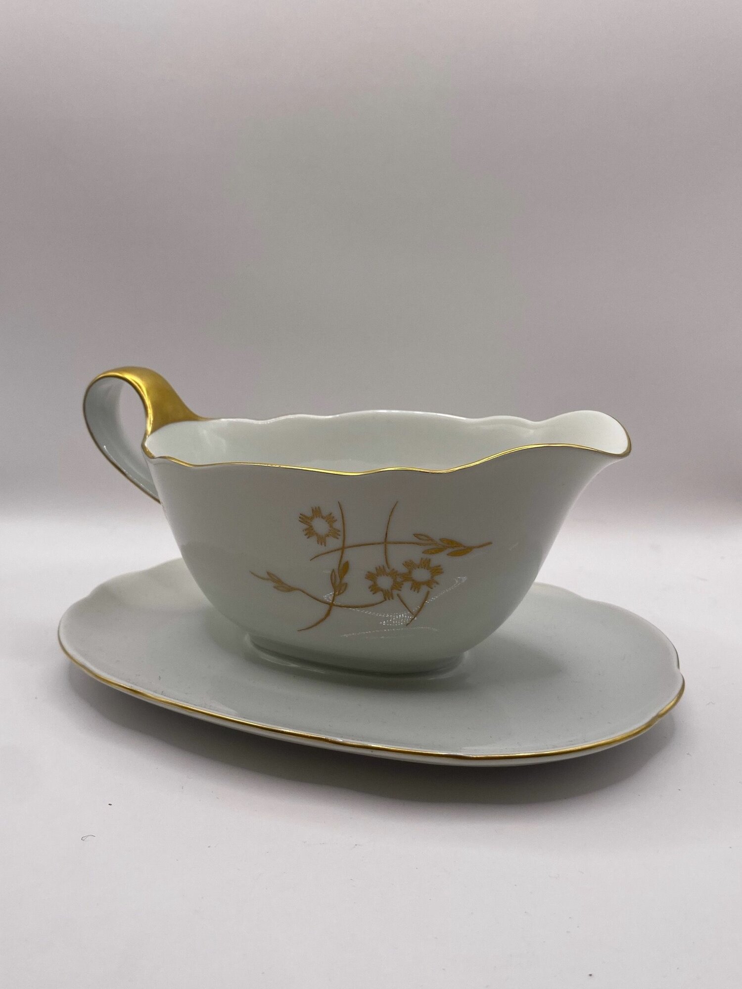 Соусник на блюде "Цветы". СССР. Фарфор. Позолота. ГДР. Kahla. Длина: 20 см.