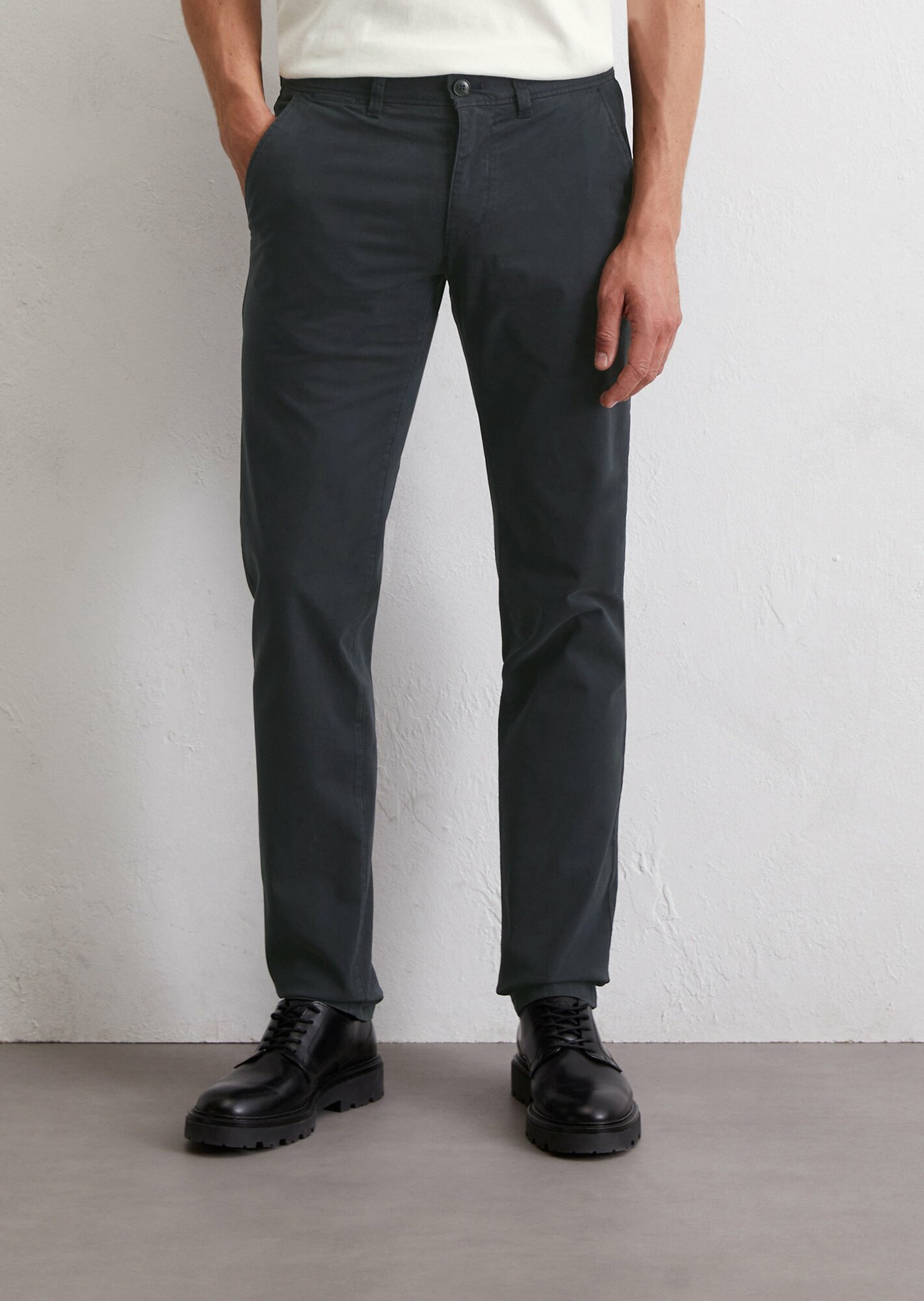 Брюки чинос
