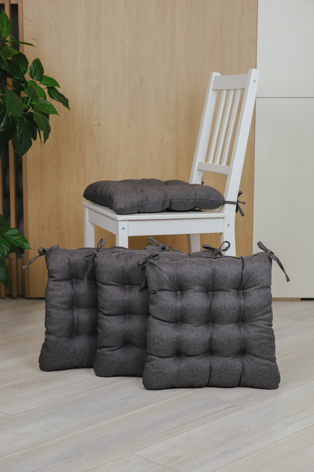 Комплект (4 шт) подушек 40х38х5 на завязках с имитац. 9 пуговиц, п/эфир, Савана графит