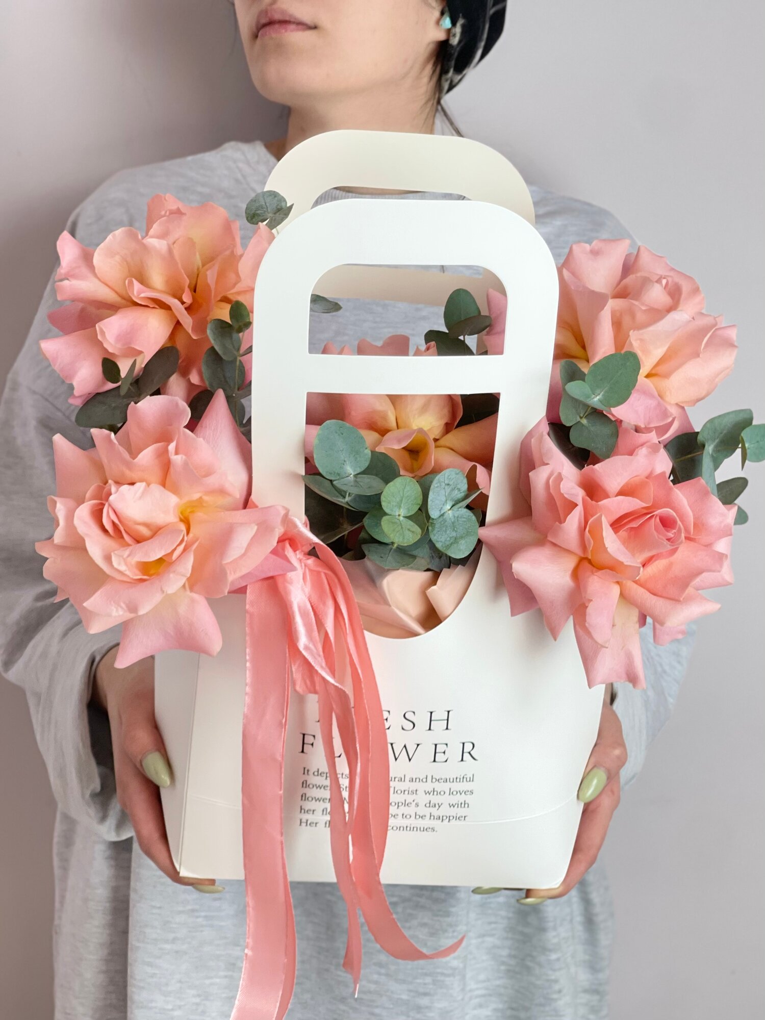 Персиковые французские розы 5 шт в сумке — стильный букет свежие цветы подарок эвкалипт