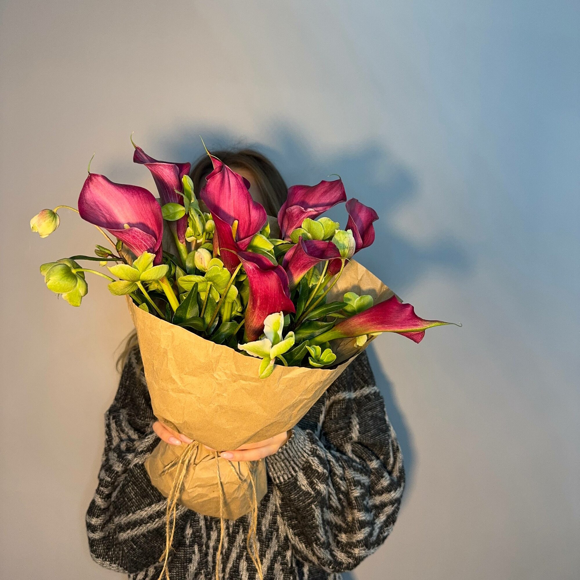 Букет FRESH FLORA Калла 9 Хелиборус 3 высота 50 см ширина 40см