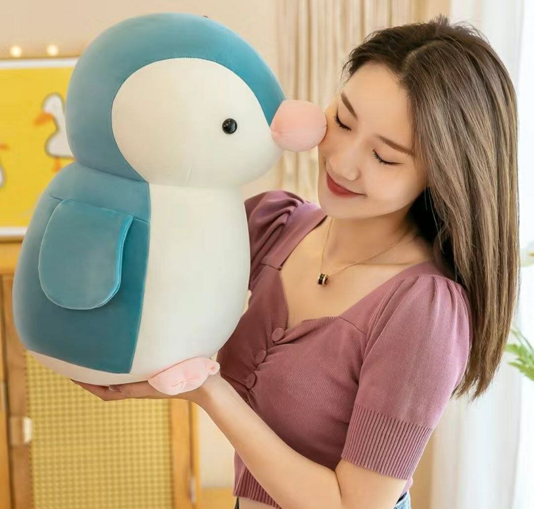 Пингвин — плюшевая игрушка 30 см с надписью “I ❤ You”. Доступен в голубом, розовом или чёрном цвете.