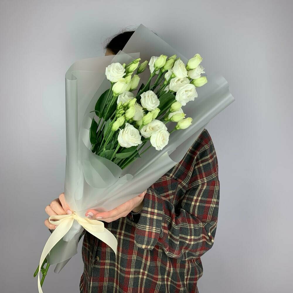 Букет цветов из белой эустомы лизиантусы 3 веточки монобукет в упаковке