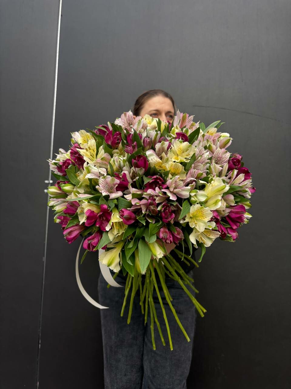 Букет "Альстромерия микс" 35 цветов 50 см оформление под ленту