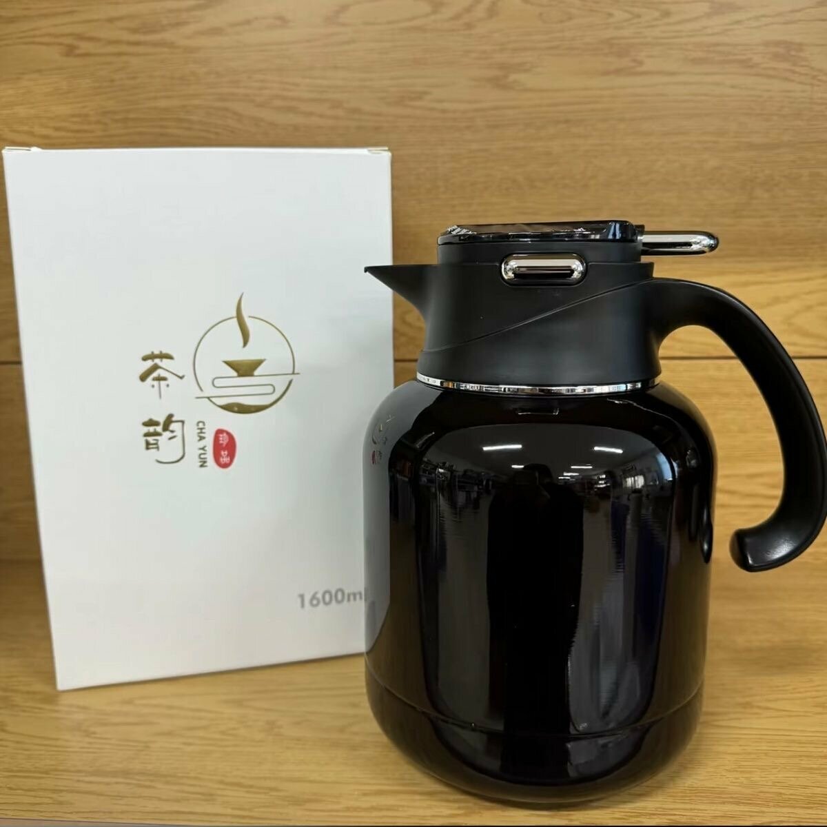 Термос MIX PODAROK 1.6 Л — из нержавейки 316, сохраняет тепло 12–24 часа. Прочный, лёгкий, с термометром.