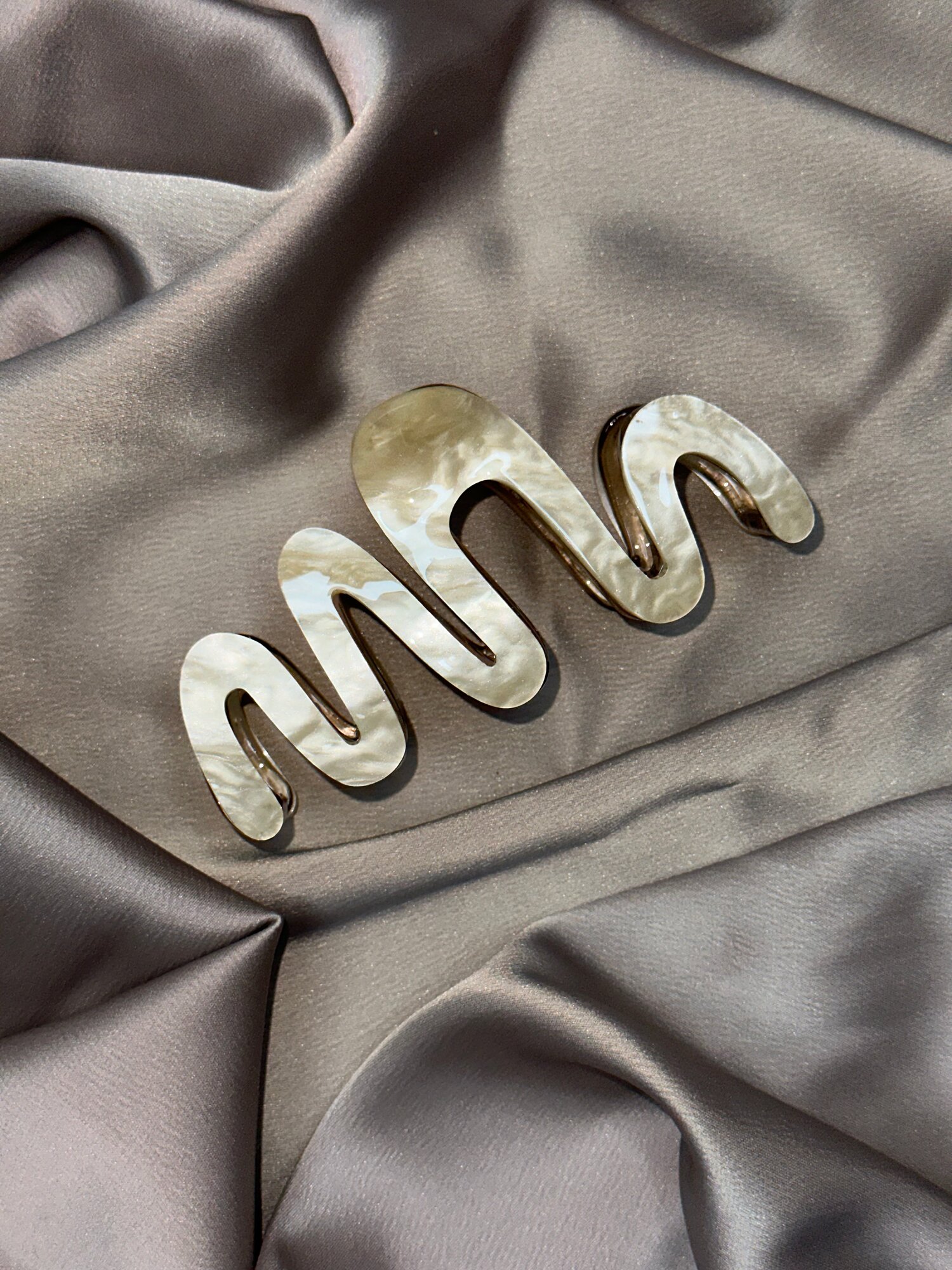 Корейская, стильная , модная заколка "Молния", мраморное покрытие, нежно-желтая