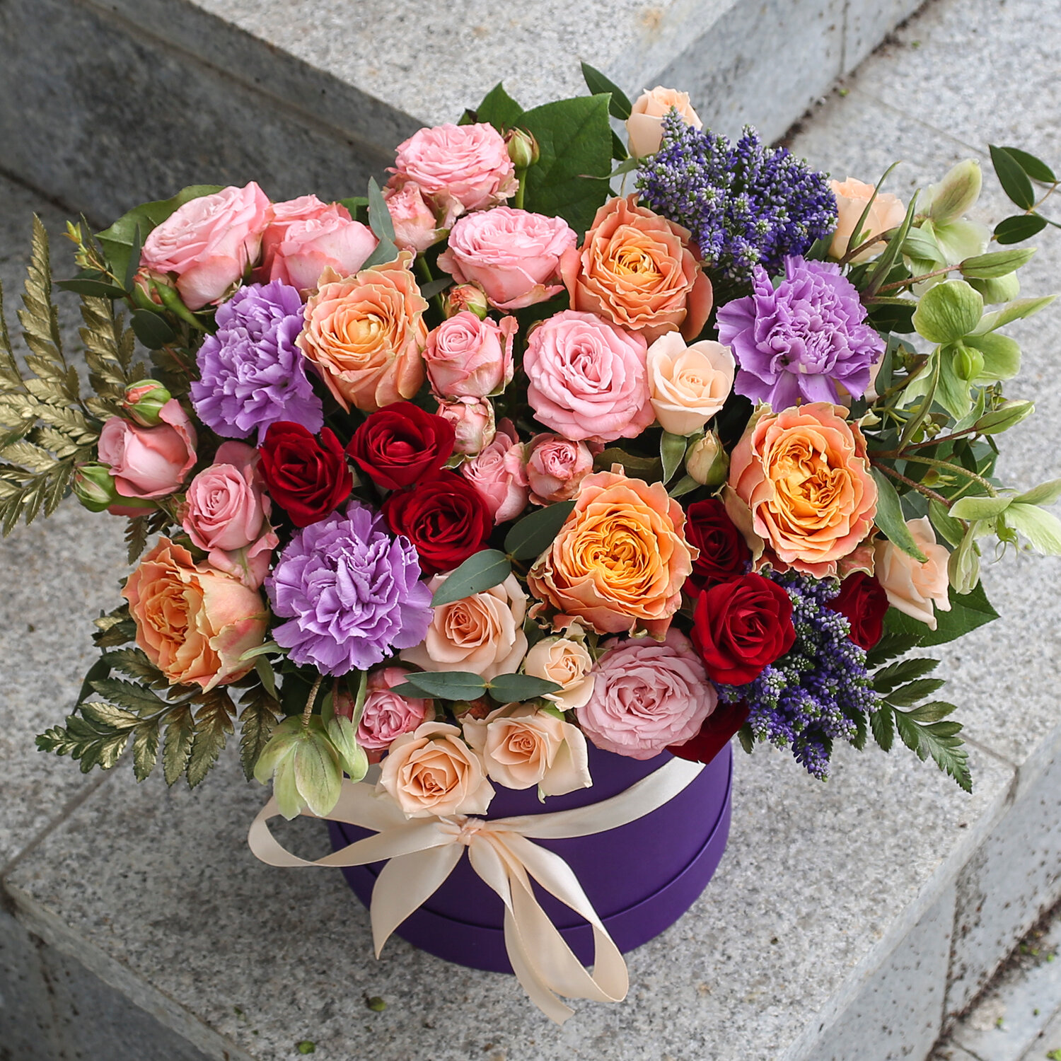 Букет живых цветов Flor-Pro Flowers из роз «Мелания» в шляпной коробке