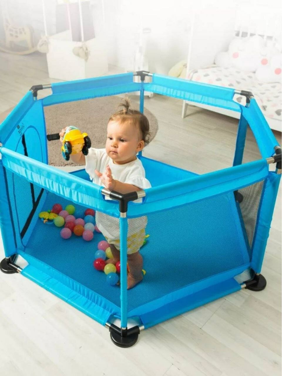 Изображена игровая площадка (манеж) для маленьких детей, а на упаковке перечислены особенности и преимущества продукта.