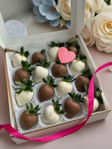 Изображение товара "Откровение" от Sweet Berry, букет вкусов из свежей клубники и молочного шоколада
