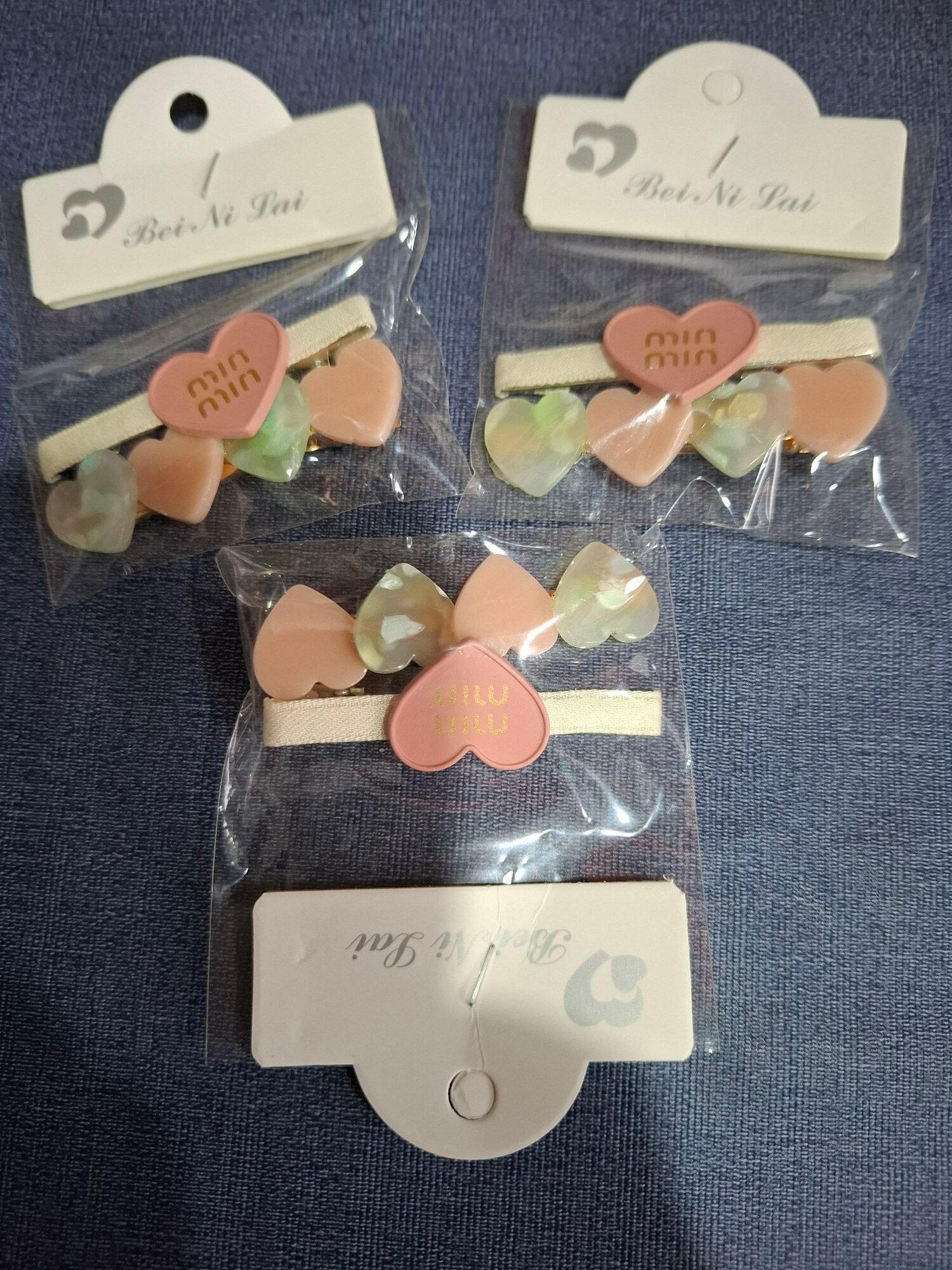 Нежная и стильная детская заколка для волос создана специально для маленьких девочек.