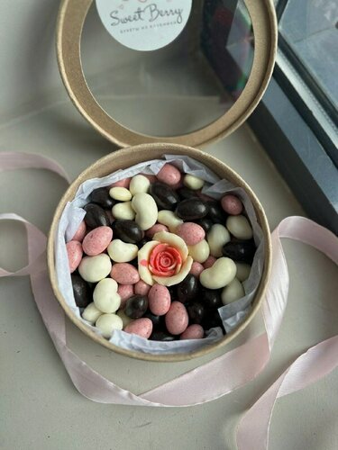 Изображение товара Набор от Sweet Berry "Сладкое драже" кешью и миндаль в молочном и белом шоколаде/йогурт.