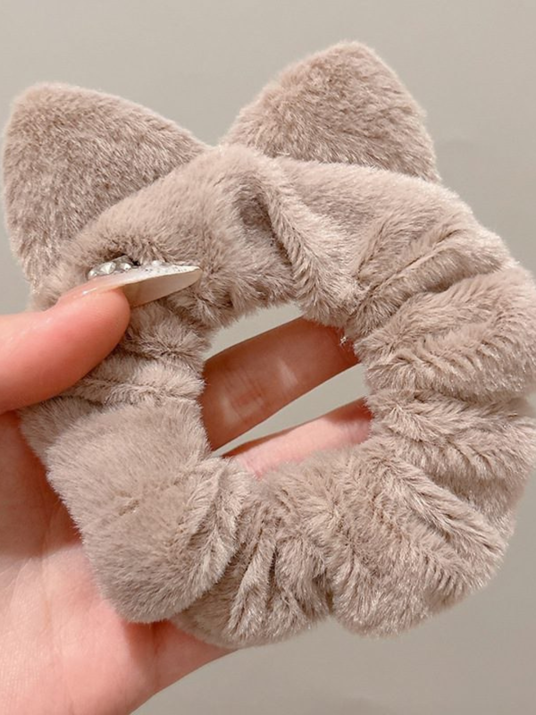 Мягкая структура резинки не травмирует волосы, не выдёргивает и не ломает их, не вызывает дискомфорта и головной боли