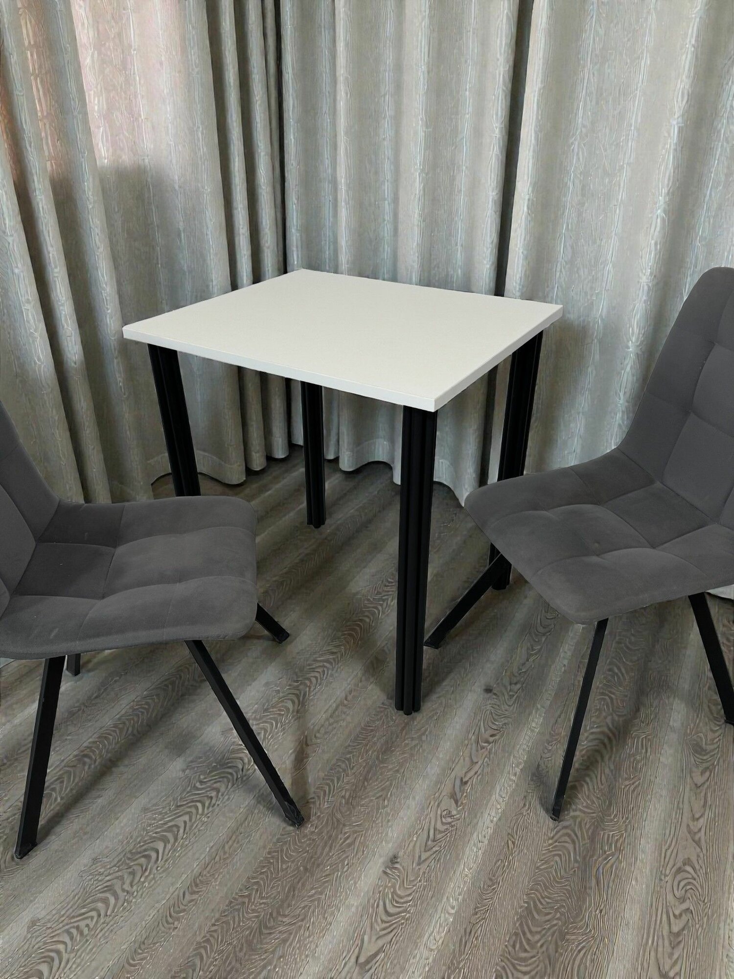 Дизайнерский стол обеденный/ цвет столешницы Белый, 70*60 см. Ножки черные.