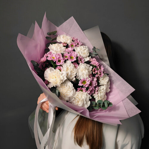 Изображение товара Цветы / Сборный букет с белыми гвоздиками, розовой хризантемой сантини и эвкалиптом