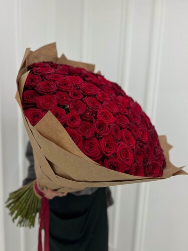 Изображение товара Гламелия цветы «Королевский бархат»: 101 роза Red Naomi в крафте – купить свежие цветы с доставкой в Москве
