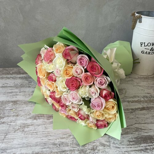 фото Живые цветы букет роз микс 57 шт. 50 см. "тропический закат" rurose